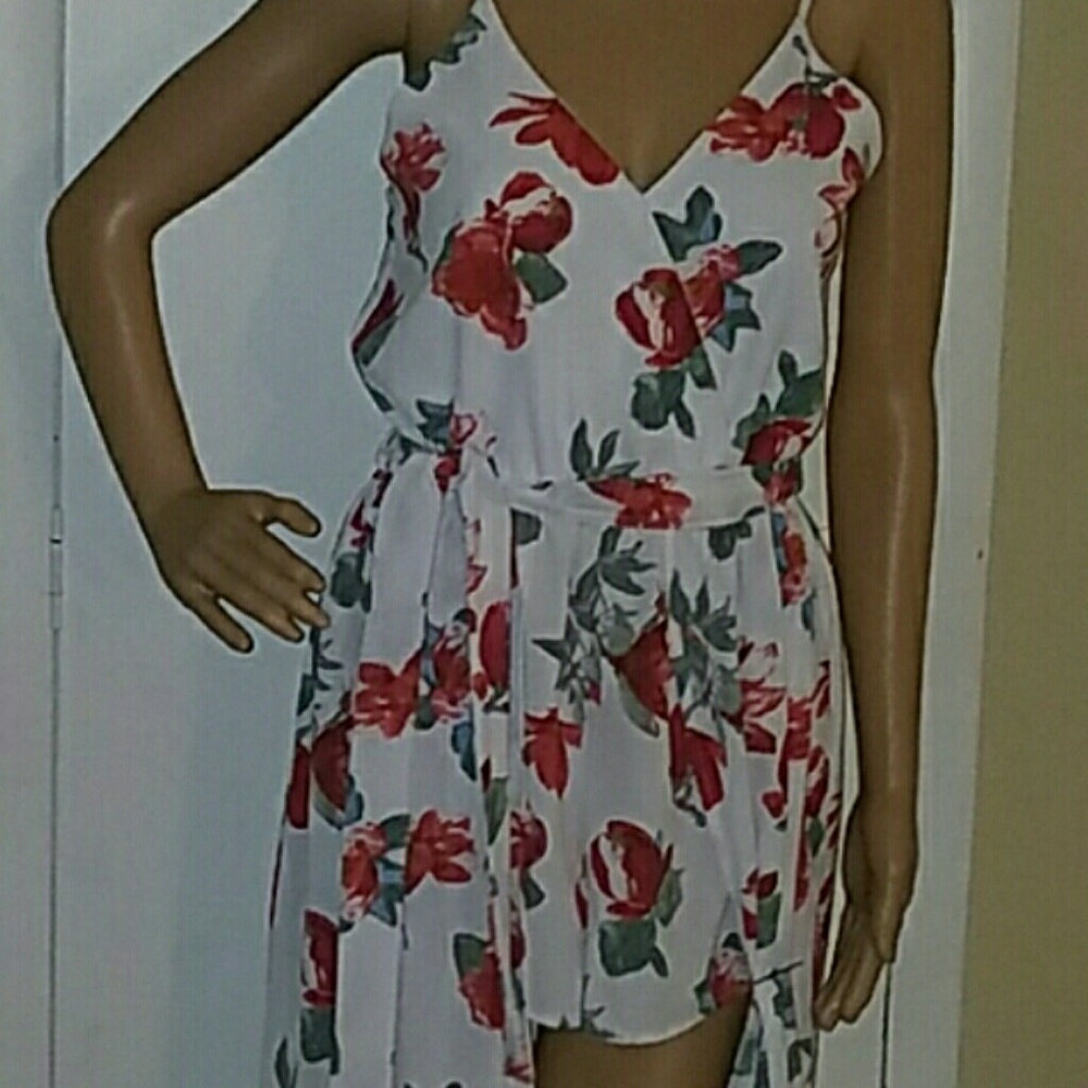 Sleeveless dress, floral design with V-neckline